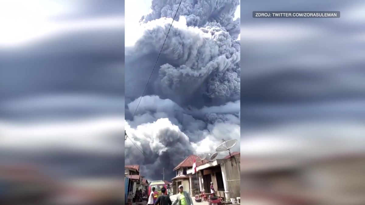 Video: Indonéský vulkán vyslal mrak popela 5 kilometrů vysoko